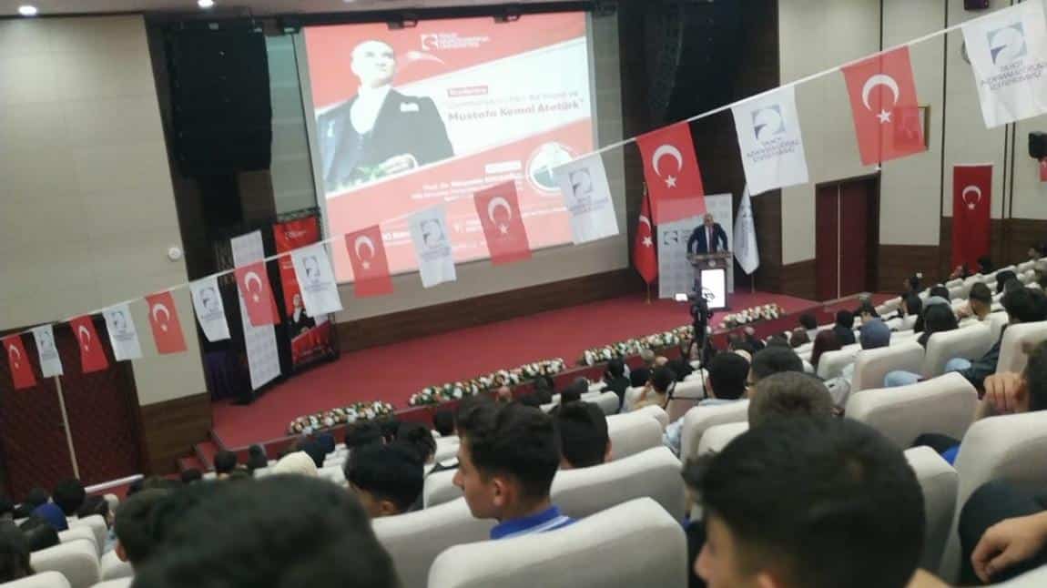 Üniversitede düzenlenen konferansa katıldık.